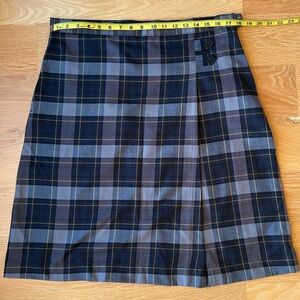 Women’s size 12 Lands end Classic Navy Plaid A-line uniform skirt